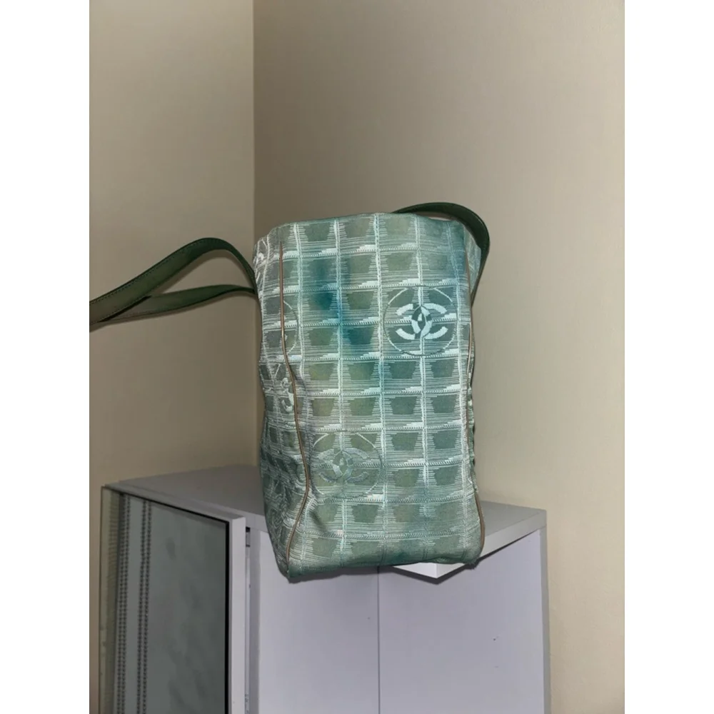 Women's Chanel Green New Travel Line Tote Bag One Size - Picture 8 of 17